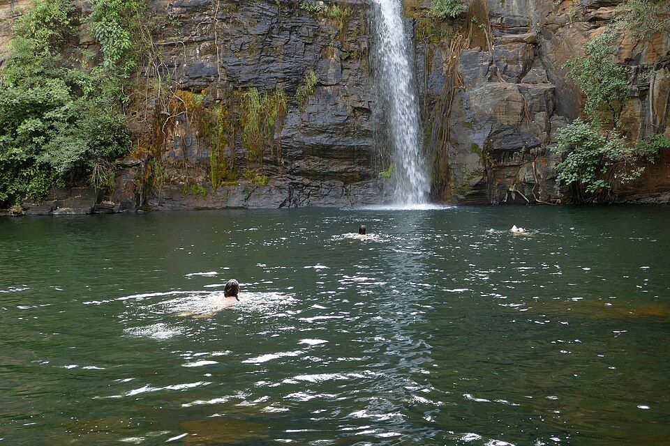 Cascade des chutes de Kota et baigneurs