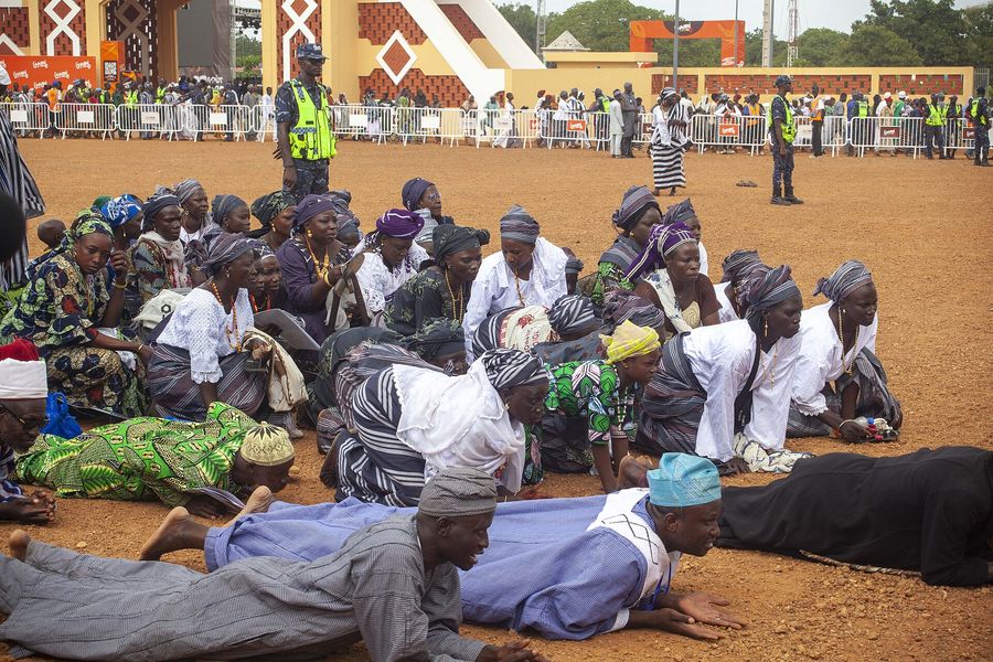 Fidèles et dignitaires prosternés lors de la fête du Gaani à Nikki