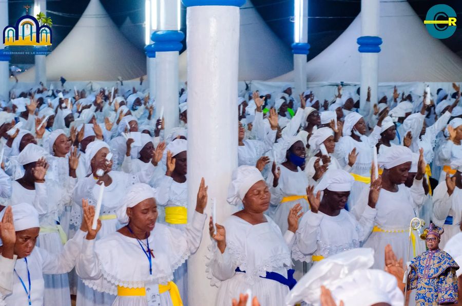 Fidèles en blanc en prière lors du pèlerinage de la Nativité à Sèmè-Kpodji